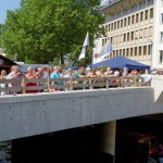 Besucher des kleinen Fischerfestes auf der Oberstadtbrücke