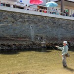 Ein Fliegenfischer des Sportfischervereins Hüttental präsentiert seine Künste