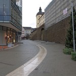 Die umgestaltete Kölner Straße, im Hintergrund: der Dicke Turm.