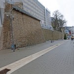 Ein schönes Paar: die sanierte Stadtmauer und die umgestaltete Kölner Straße mit Fahrradständern.