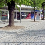 Fußgänger können bereits über das neue Natursteinpflaster in der Brüder-Busch-Straße spazieren...